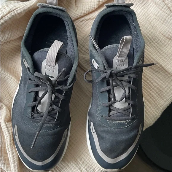 Nike Air Max women’s Black and Gray Sneakers - Picture 6 of 8